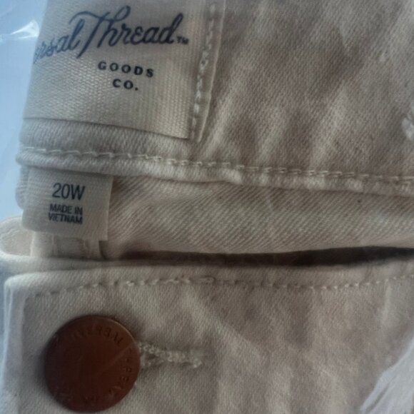 Universal Thread Women's Plus Size High-Rise Midi Jean Shorts Off-White 20W - Picture 3 of 5